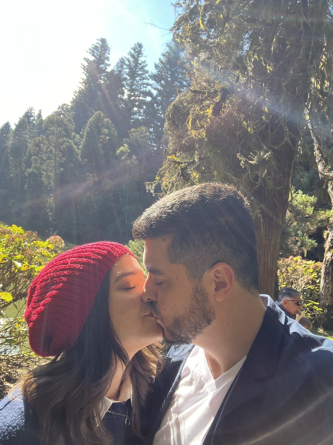 Leandro e Paolla se beijando em meio à natureza